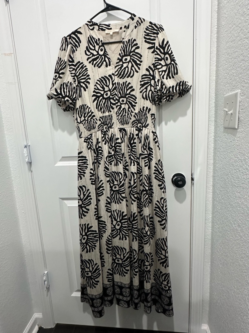 Solitaire Black& Cream abstract Printed V-Neck puff sleeve boho sprin Maxi Dress